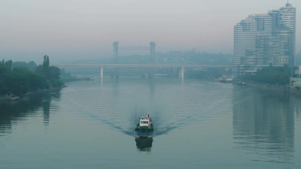 Rostov-on-Don, Ryssland - 2019: båt vid Don River, flygutsikt — Stockvideo