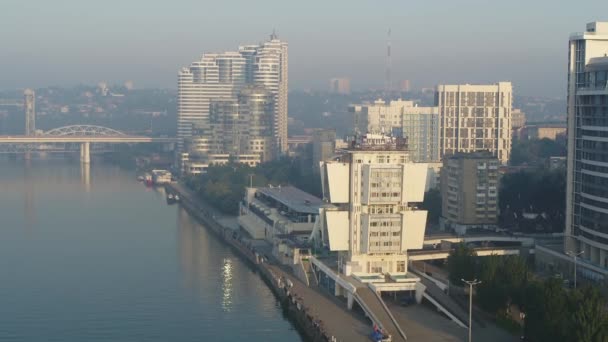 Rostov-sul-Don, Russia - 2019: edifici sull'argine all'alba dall'alto — Video Stock