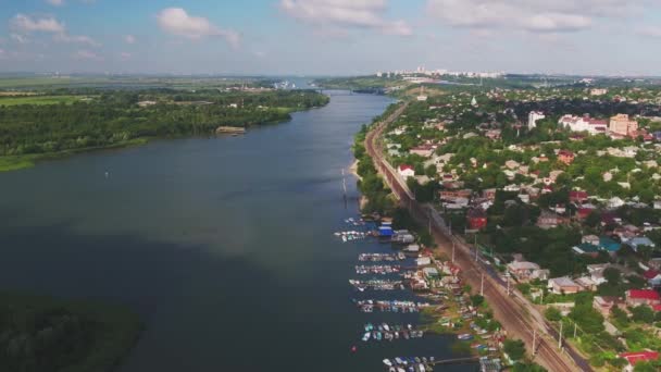 Řeka shora, lodě u mola, vesnice na břehu, krásná krajina — Stock video