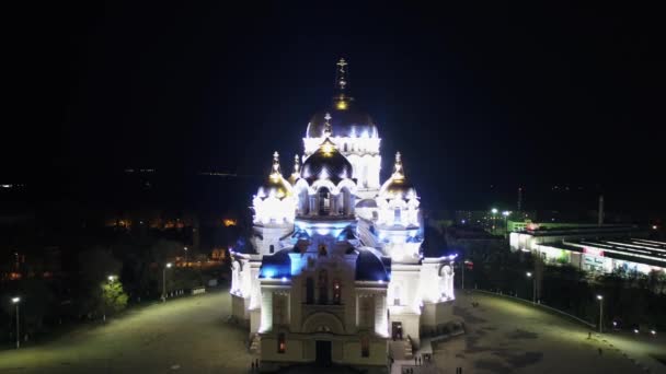 Novocherkassk, russland - 2017: Himmelfahrtskathedrale bei Nacht von oben — Stockvideo