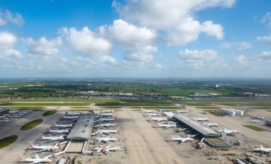 Londra - 2019: Heathrow Havaalanında birçok uçak, hava manzaralı