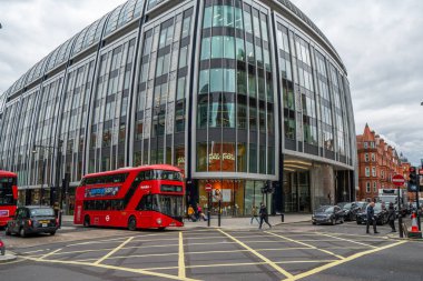 Londra - 2019: Park House ve kırmızı çift katlı otobüs