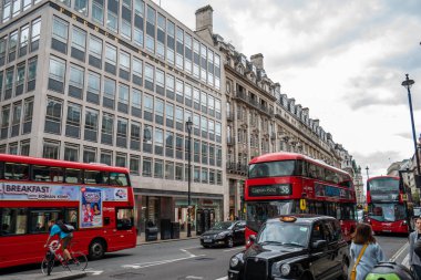 Londra - 2019: Londra sokaklarında ulaşım: kırmızı otobüsler ve taksiler