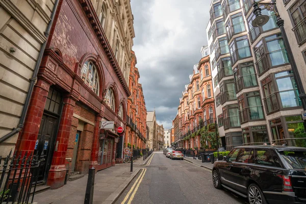 Londres - 2019: Down Street Mews, Mayfair, fachadas de casas, carreteras y coches — Foto de Stock