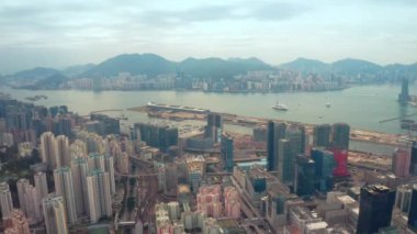 Hong Kong 'daki yerleşim alanları, liman ve Kowloon Körfezi' nin havadan görüntüsü.