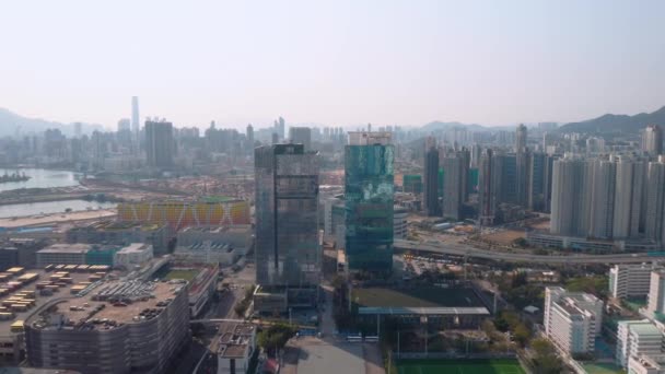 Hong kong, china - 2020: Bürogebäude, Straßen und Fußballplatz von oben — Stockvideo