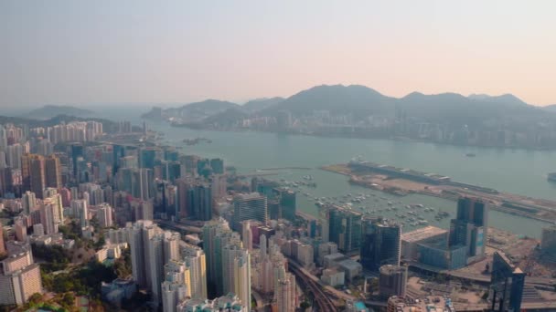Hongkong, Kína - 2020: épületek, öböl, jachtok és hajók a mólón — Stock videók