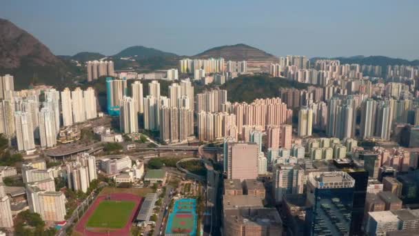 Hong Kong - 2020: Chinese wolkenkrabbers en appartementenhuizen van bovenaf — Stockvideo
