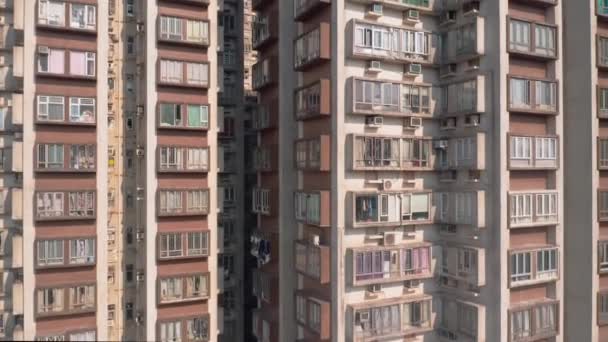 Fachadas, ventanas y balcones, casas de apartamentos en Hong Kong — Vídeos de Stock