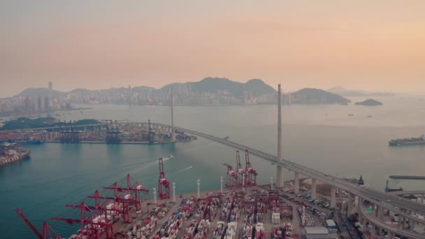 Hong Kong, Chine - 2020 : Pont des tailleurs de pierre et terminal à conteneurs d'en haut — Video