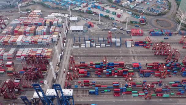 Terminal de contenedores desde arriba, muchos contenedores, grúas y equipos de carga — Vídeo de stock