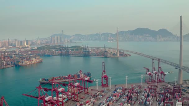 Hong Kong - 2020: puerto y barcos, Stonecutters Bridge desde arriba — Vídeos de Stock