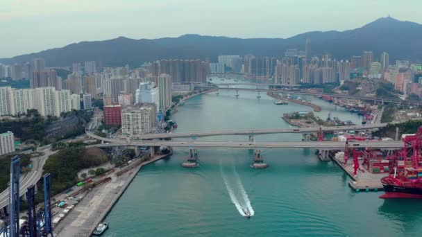 Hong Kong - 2020: Rambler Channel y puentes desde arriba — Vídeo de stock