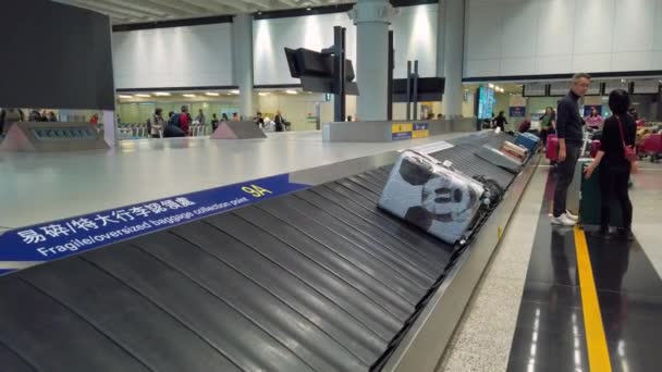 Hong Kong, China - 2020: reivindicação de bagagem de aeroporto — Vídeo de Stock