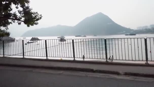 Hong Kong, China - 2020: viaje a lo largo de la orilla de la bahía, vista desde una ventana del coche — Vídeos de Stock