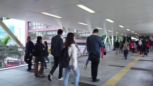 Hong Kong, China - 2020: la gente camina por un paso peatonal — Vídeos de Stock