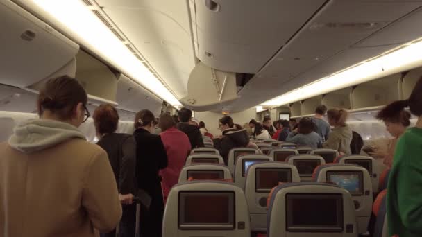 Hong Kong, China - 2020: het vliegtuig, mensen staan in de rij voor de uitgang — Stockvideo