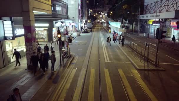 Hongkong, China - 2020: Stadtstraßen bei Nacht, Blick aus den Straßenbahnfenstern — Stockvideo
