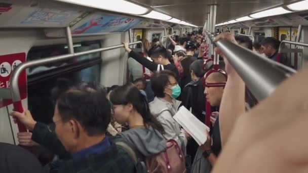 Hong Kong, China - 2020: people ride the subway — Stockvideo