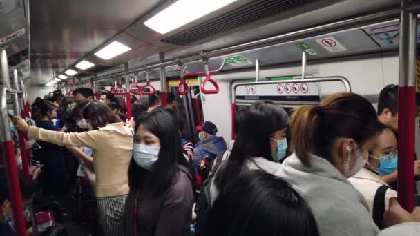 Hongkong, China - 2020: Menschen fahren U-Bahn — Stockvideo