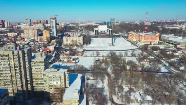 Ростов-на-Дону, Россия - февраль 2020 года: Театральная площадь в снегу, вид с воздуха — стоковое видео