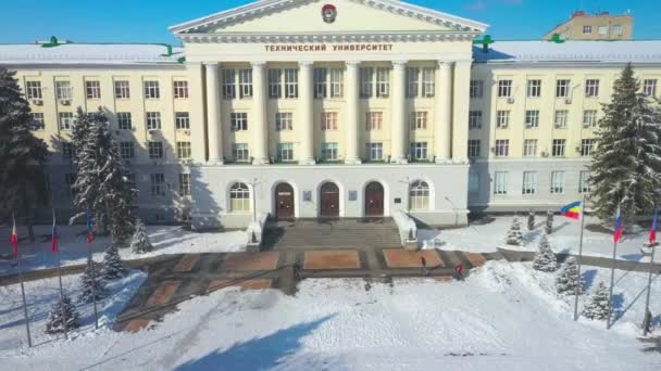 Rostov-on-Don, Ryssland - februari 2020: Dstu, tre män rent område från snö — Stockvideo