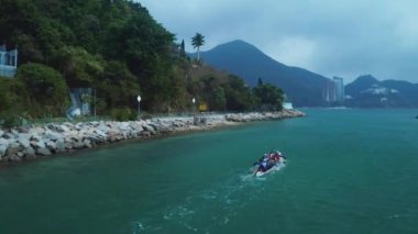 Hong Kong, Çin - 2020: kano trenindeki insanlar körfezde, hava manzaralı