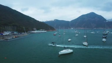 Hong Kong, Çin - 2020: yukarıdan deniz bölmesi, yolcular tekneye biniyor.