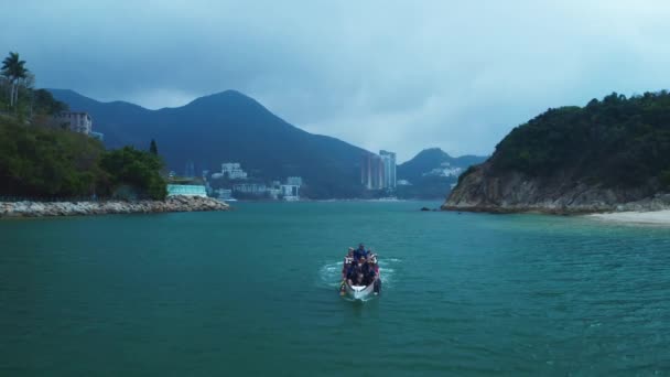 Hong Kong, Chine - 2020 : les gens en canot dans le port d'en haut — Video