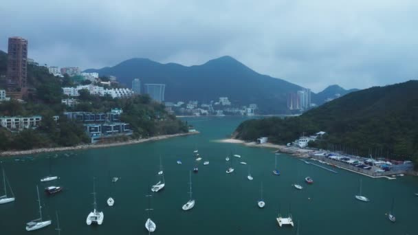Hongkong, Kína - 2020: jacht parkoló a tengeröbölben, légi kilátás — Stock videók