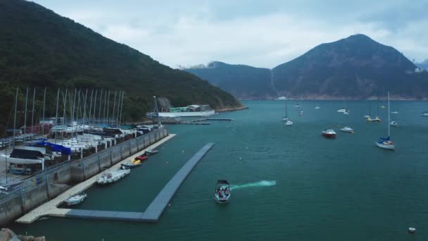 Hongkong, Kina - 2020: en liten båt transporterar passagerare över bukten — Stockvideo