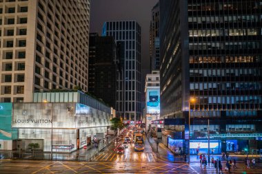 Hong Kong, Çin - 2020: Geceleri şehir sokakları, Louis Vuitton mağazası, Citibank