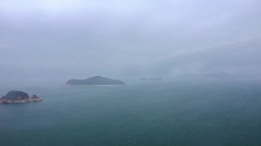 Hong Kong, Çin - 2020: deniz, adalar ve sis içinde gemi