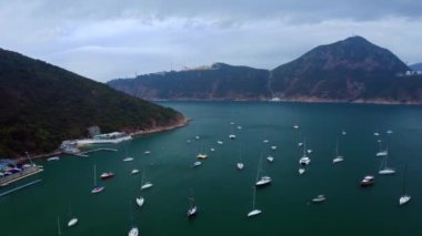 Hava görüntüsü: Deniz limanında beyaz yatlar, Hong Kong