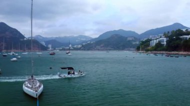 Hong Kong, Çin - 2020: küçük tekne insanları boğazdan geçiriyor