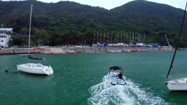 Hongkong, China - 2020: Boot kommt an Land, Passagiere gehen zur Seebrücke, Luftaufnahme — Stockvideo