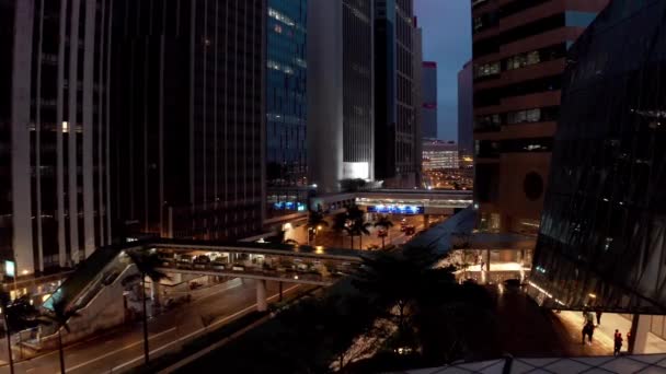 Hong Kong, China - 2020: rua à noite, estrada, passarelas, edifícios de cima — Vídeo de Stock