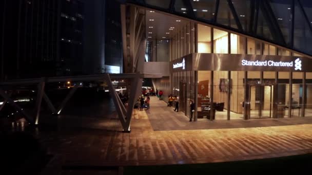 Hongkong, China - 2020: Standard Chartered Büro nachts draußen — Stockvideo