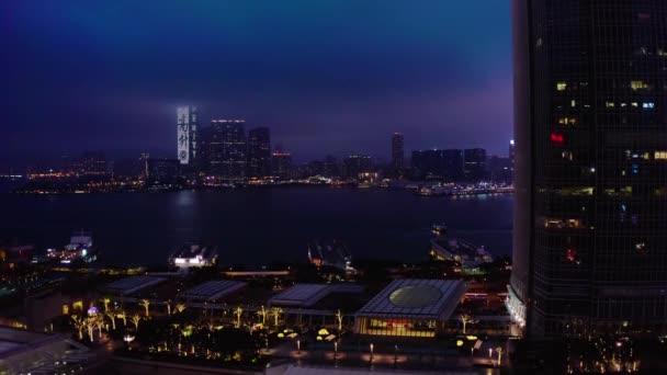 Гонконг (Китай) - 2020: вигляд з повітря гавані Вікторія, хмарочоси з ночі. — стокове відео