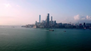 Hong Kong, Çin - 2020: Kowloon Adası, Victoria Limanı ve Victoria Rıhtımı