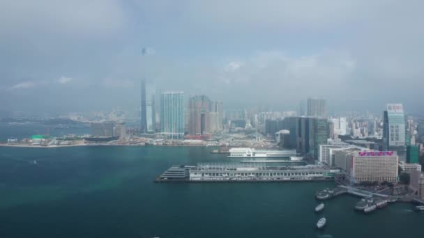 Hong Kong, Čína - 2020: Chimsachey, mola a mrakodrapy v oblacích, letecký pohled — Stock video