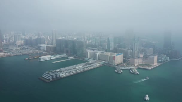 Hong Kong, China - 2020: muelles y edificios - Distrito de Tsim Sha Tsui desde arriba — Vídeos de Stock