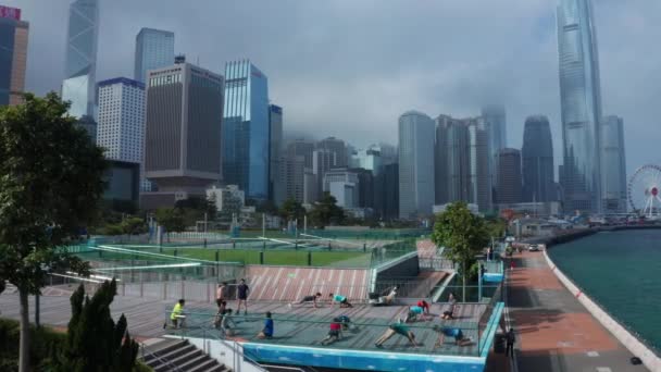 Hong Kong, China - 2020: la gente hace fitness al aire libre en el paseo marítimo, vista aérea — Vídeos de Stock