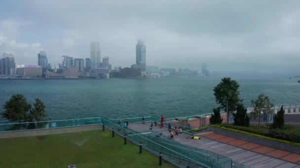 香港、中国- 2020年:人々がフィットネスをやって、港と尖沙咀のビュー — ストック動画
