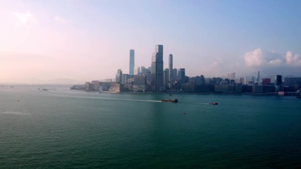 Χονγκ Κονγκ, Κίνα - 2020: Αεροφωτογραφία του νησιού Kowloon, Victoria Harbor και Victoria Dockside — Αρχείο Βίντεο