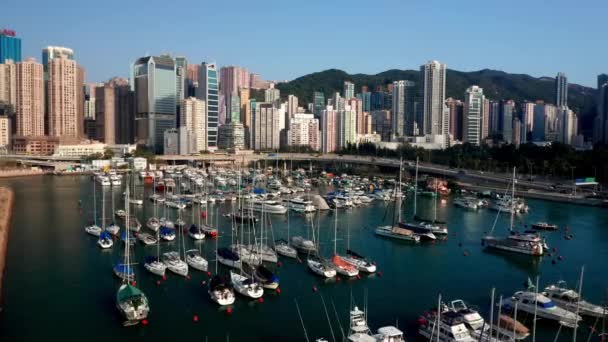 Hongkong - 2020: Causeway Bay Typhoon Shelter, jacht és csónak, légi felvétel — Stock videók