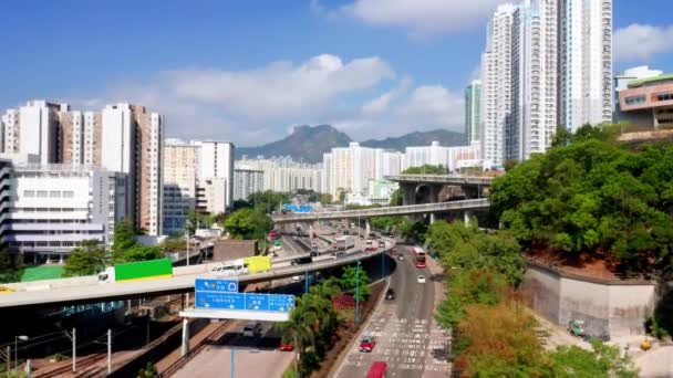 Hongkong, China - 2020: mehrstöckige Straßenkreuzung in der Stadt von oben — Stockvideo