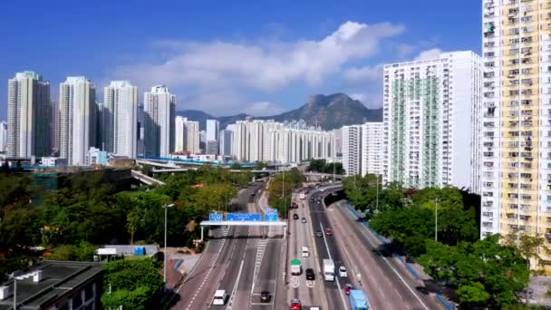 Hong Kong - 2020 Kwun Tong Yolu, Kowloon Körfezi kavşağı yukarıdan. — Stok video