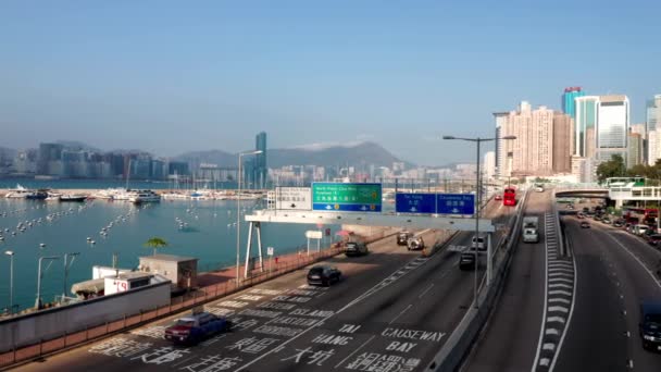 Χονγκ Κονγκ, Κίνα - 2020: αυτοκίνητα κατά μήκος της Victoria Park Road, εναέρια άποψη — Αρχείο Βίντεο
