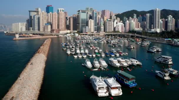 Hongkong, Kína - 2020: jacht és csónak parkoló az öbölben, légi kilátás — Stock videók